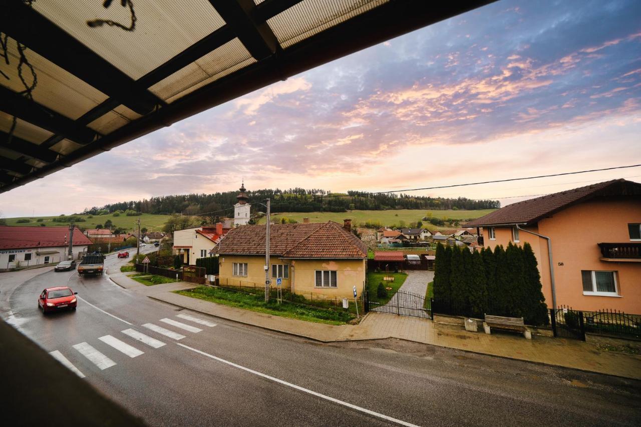 Leone Penzion&Restaurant Harichovce Exterior foto